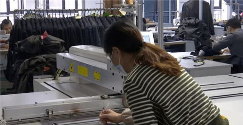 芯片驱动标准化，智慧工厂铸就皮装行业新典范